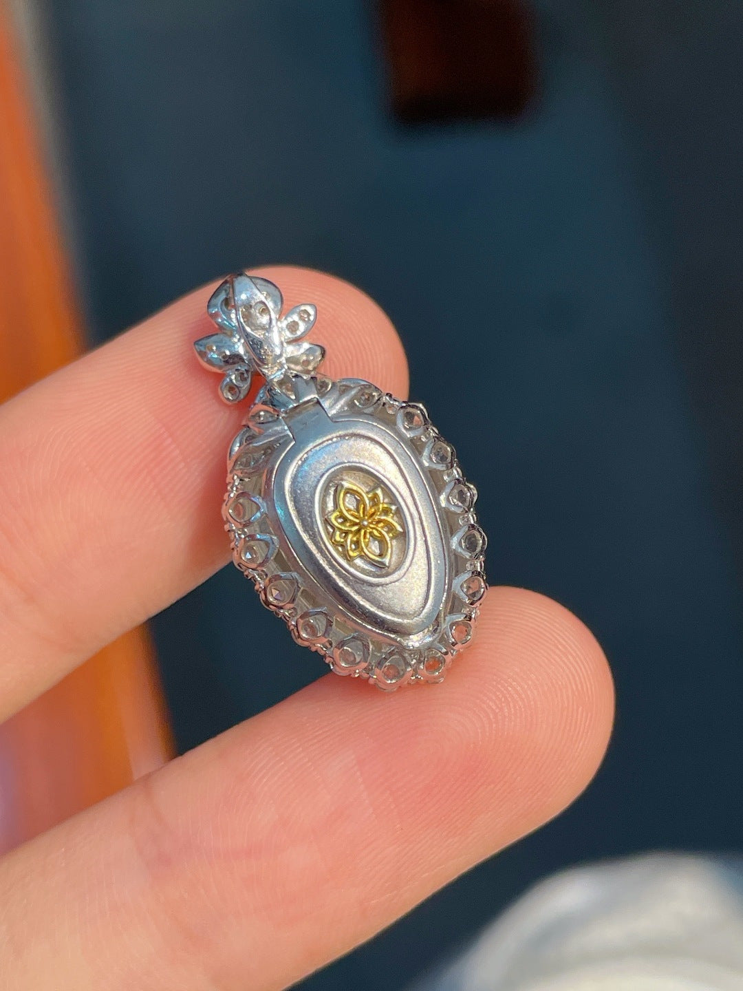 Mặt dây tì bầu phúc xanh dương hoàn hảo khảm vàng 18k không mặc cả khuyến nghị mạnh mẽ