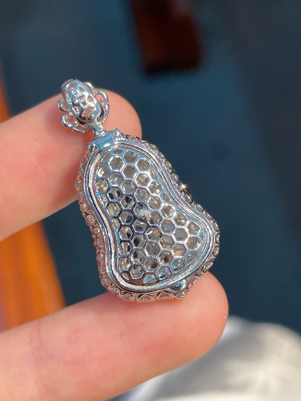 Mặt dây Phật bích lục hoàn hảo khảm 18k vàng không trả giá khuyến nghị mạnh