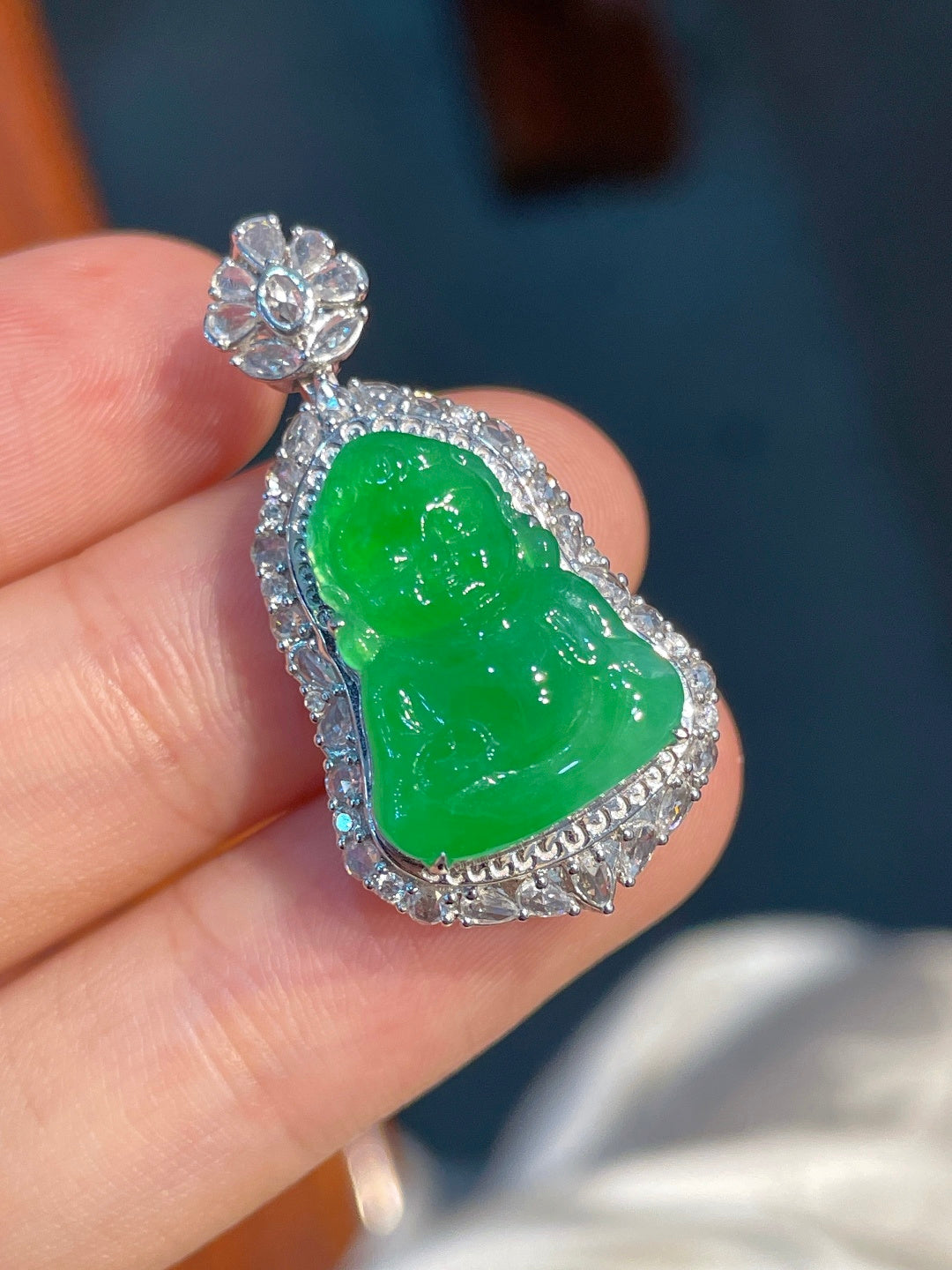 Mặt dây Phật bích lục hoàn hảo khảm 18k vàng không trả giá khuyến nghị mạnh