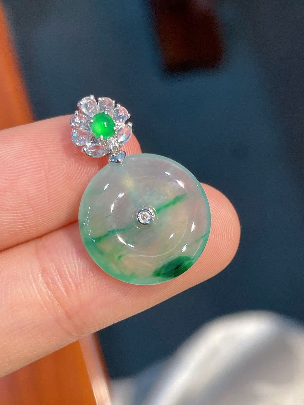 Mặt dây chuyền ngọc băng lục hoàn hảo mạ vàng 18k không mặc cả khuyến nghị mạnh mẽ