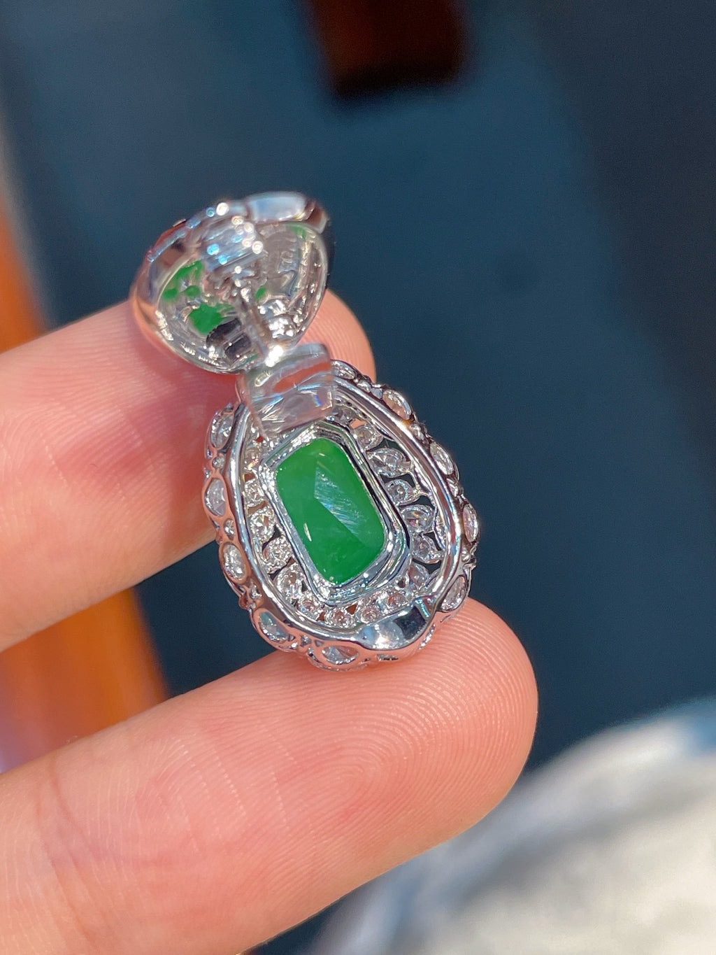 Mặt dây màu xanh lục tươi sáng, hoàn hảo, mạ vàng 18k, không mặc cả, khuyến khích mạnh mẽ