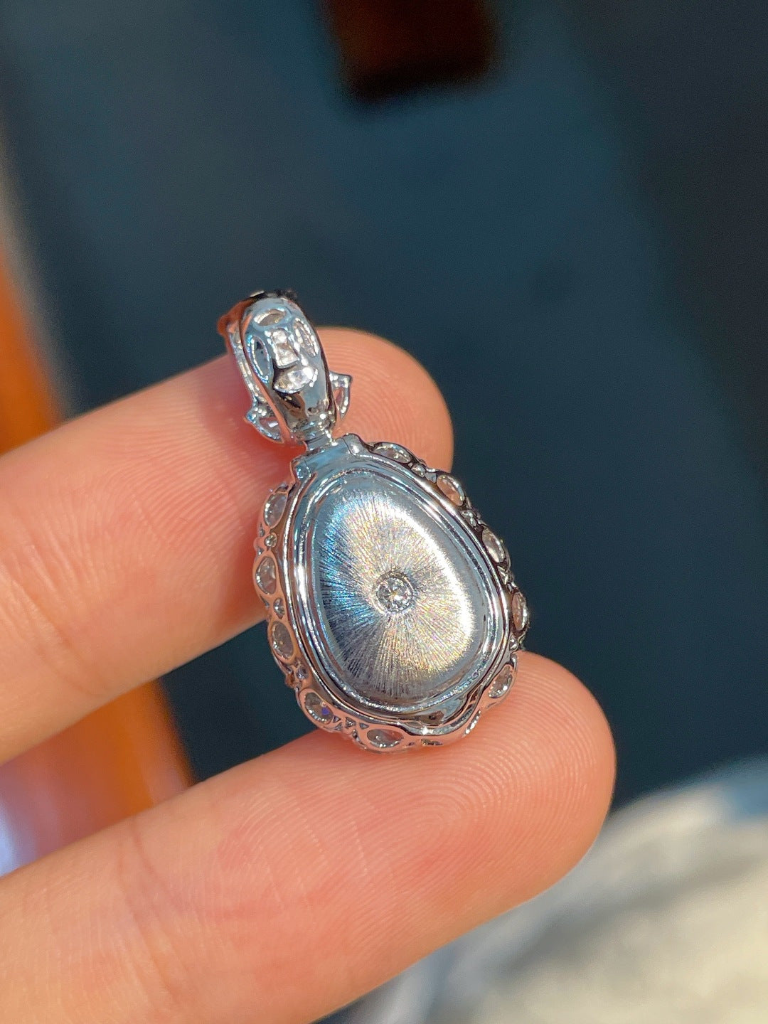 Mặt dây màu xanh lục tươi sáng, hoàn hảo, mạ vàng 18k, không mặc cả, khuyến khích mạnh mẽ