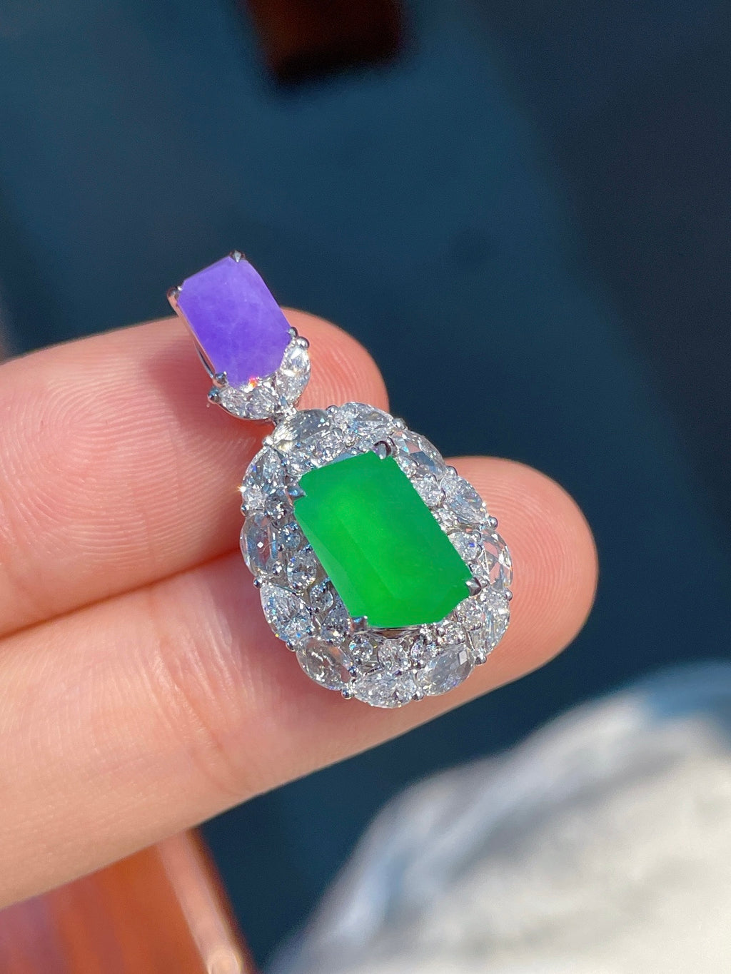 Mặt dây màu xanh lục tươi sáng, hoàn hảo, mạ vàng 18k, không mặc cả, khuyến khích mạnh mẽ