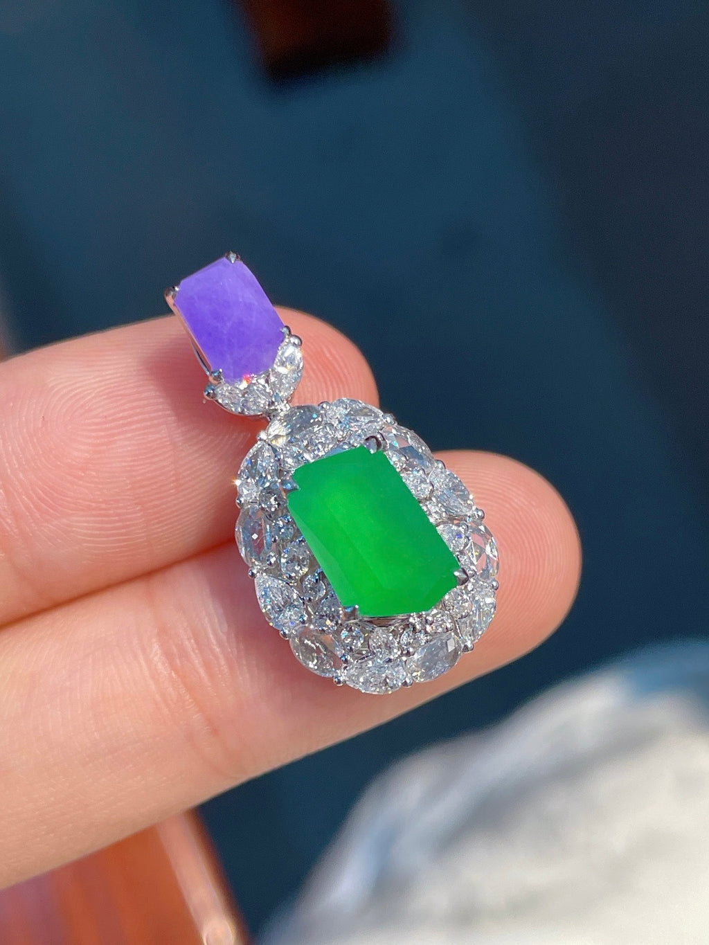 Mặt dây màu xanh lục tươi sáng, hoàn hảo, mạ vàng 18k, không mặc cả, khuyến khích mạnh mẽ