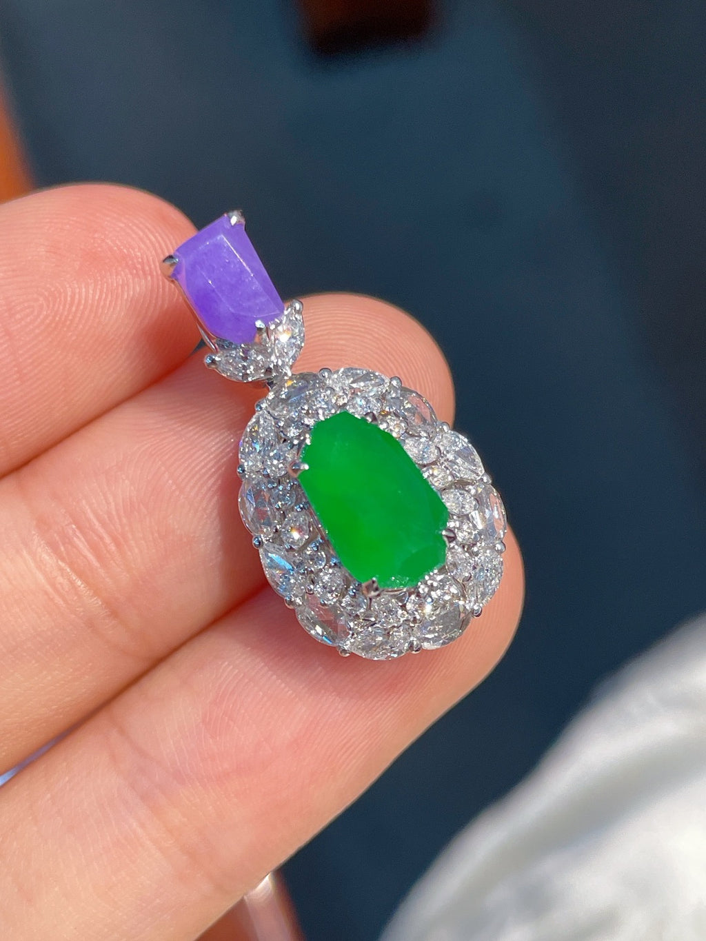 Mặt dạ màu xanh lục tươi sáng, hoàn hảo, đính vàng 18k, không mặc cả, khuyến nghị mạnh mẽ