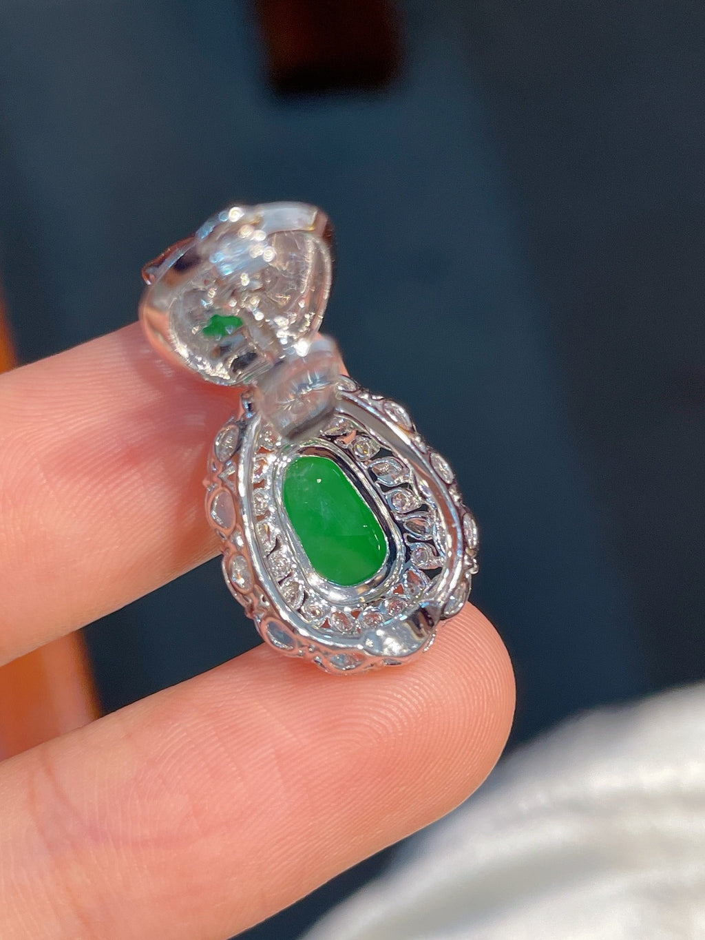 Mặt dạ màu xanh lục tươi sáng, hoàn hảo, đính vàng 18k, không mặc cả, khuyến nghị mạnh mẽ
