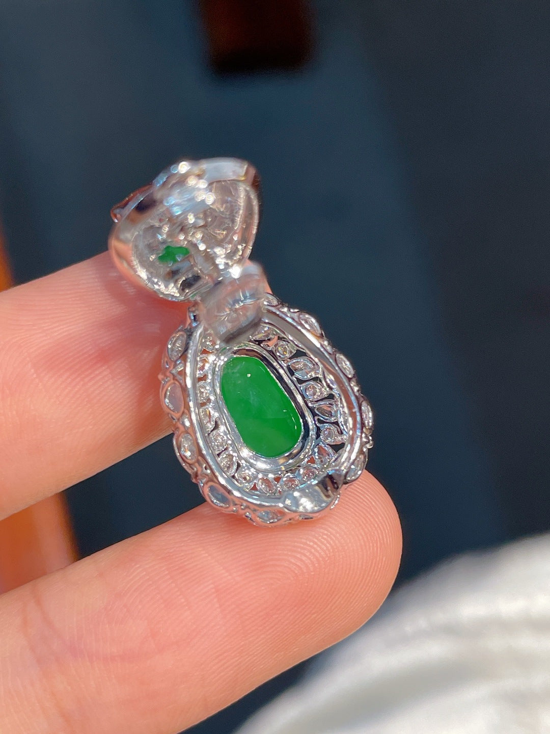 Mặt dạ màu xanh lục tươi sáng, hoàn hảo, đính vàng 18k, không mặc cả, khuyến nghị mạnh mẽ