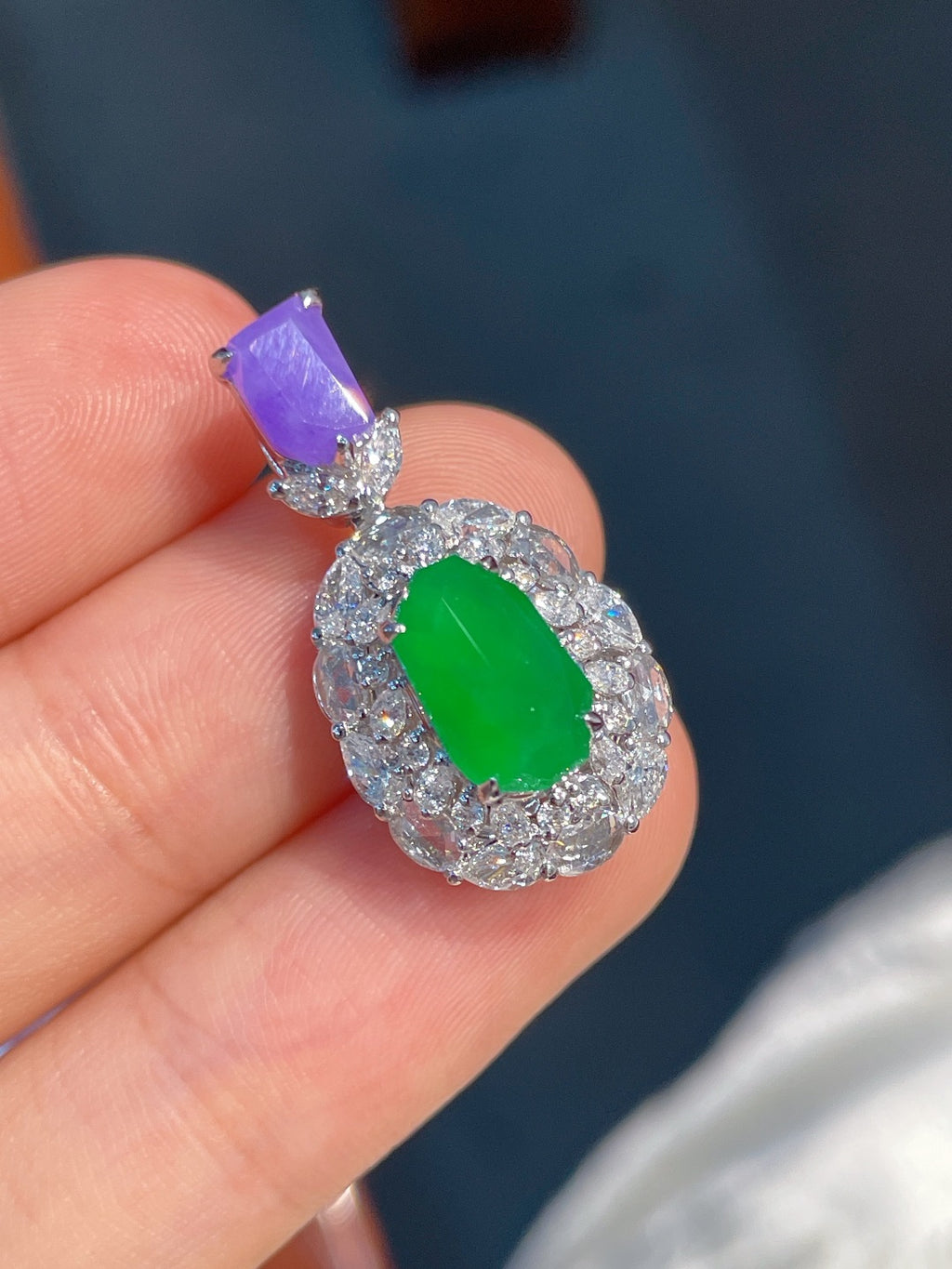 Mặt dạ màu xanh lục tươi sáng, hoàn hảo, đính vàng 18k, không mặc cả, khuyến nghị mạnh mẽ