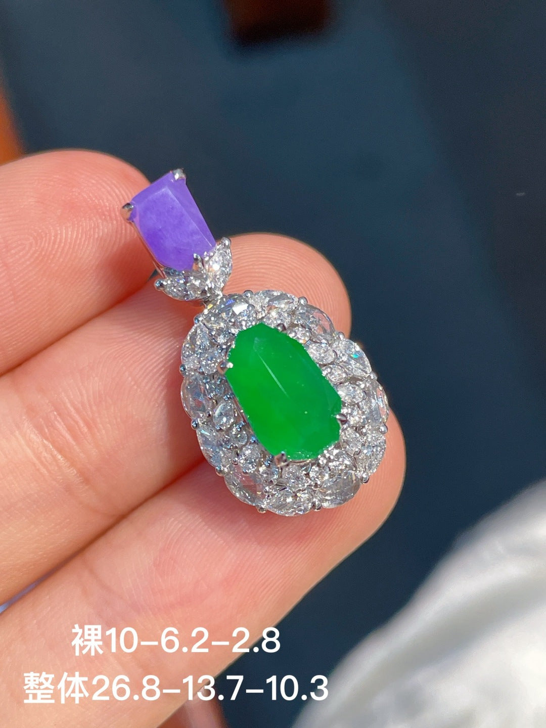 Mặt dạ màu xanh lục tươi sáng, hoàn hảo, đính vàng 18k, không mặc cả, khuyến nghị mạnh mẽ