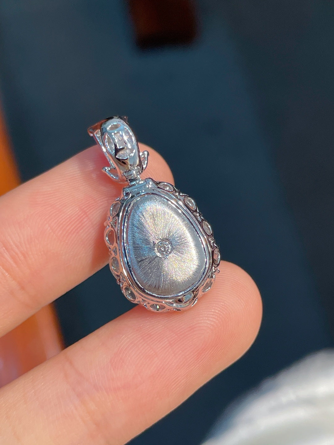 Mặt dạ màu xanh lục tươi sáng, hoàn hảo, đính vàng 18k, không mặc cả, khuyến nghị mạnh mẽ