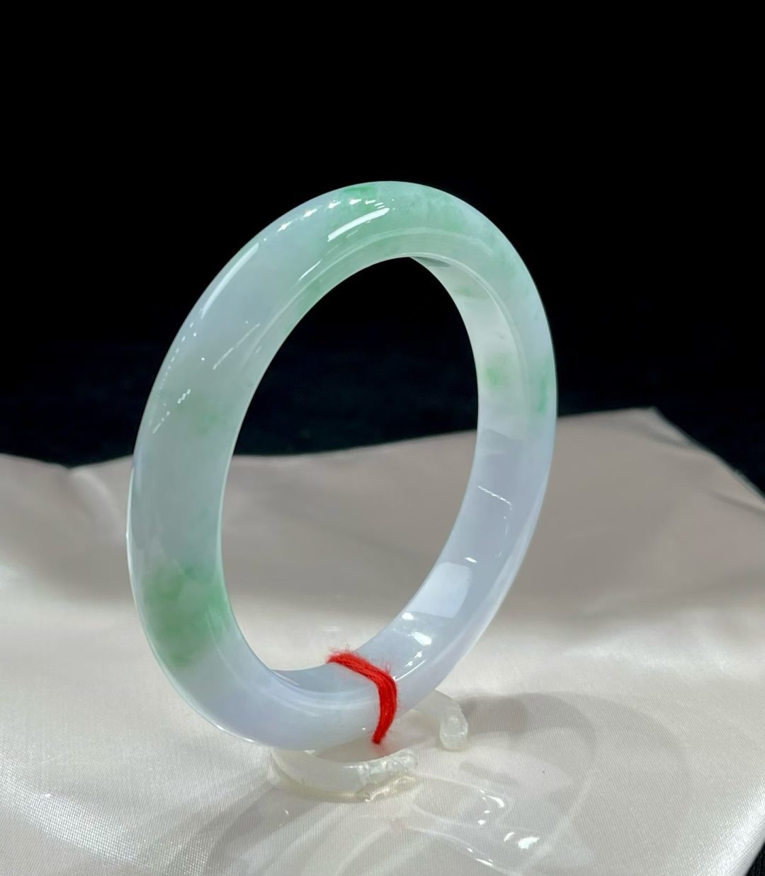 55,56 | Vòng tay bình an ngọc bích lục băng lạp A9010 Số: 26062814-4004-C19-3 Kích thước cụ thể: 56.3-9.8-8.6 (wg0024170)