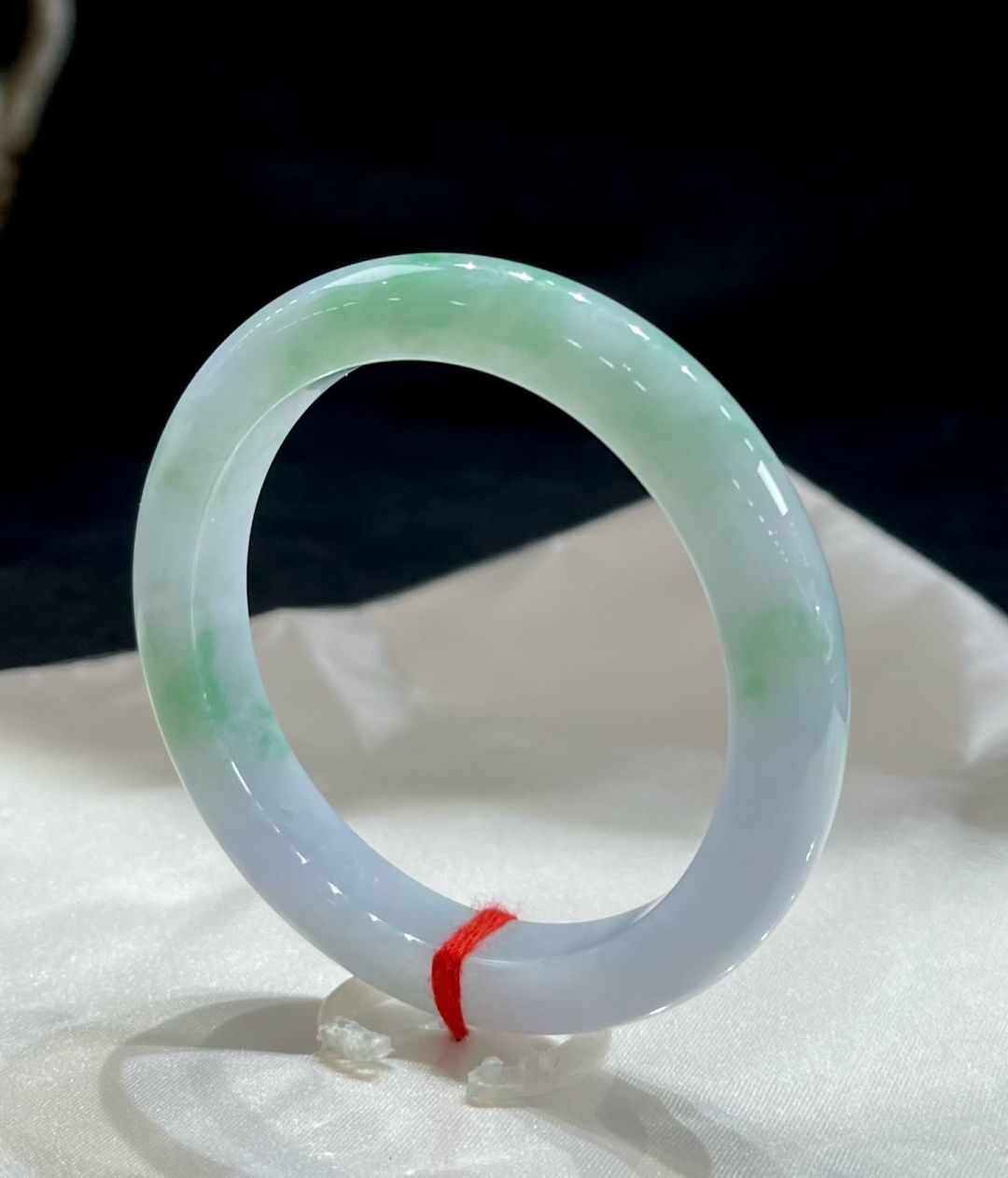 55,56 | Vòng tay bình an ngọc bích lục băng lạp A9010 Số: 26062814-4004-C19-3 Kích thước cụ thể: 56.3-9.8-8.6 (wg0024170)