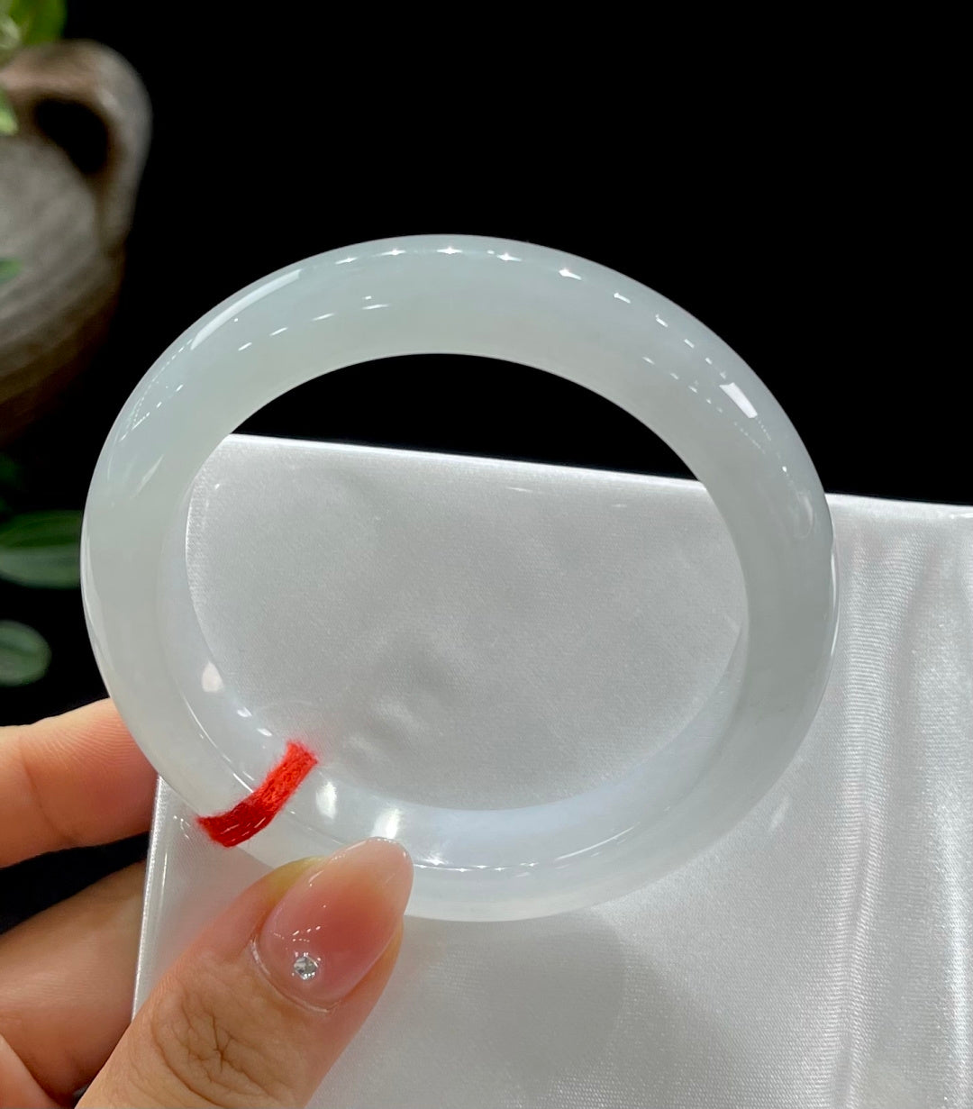 Vòng tay bình an trăng trắng ngọc bích A9017 Mã số: 2601122-14008-C13-9 Kích thước cụ thể: 55.6-12-8.6 (wg0024194)