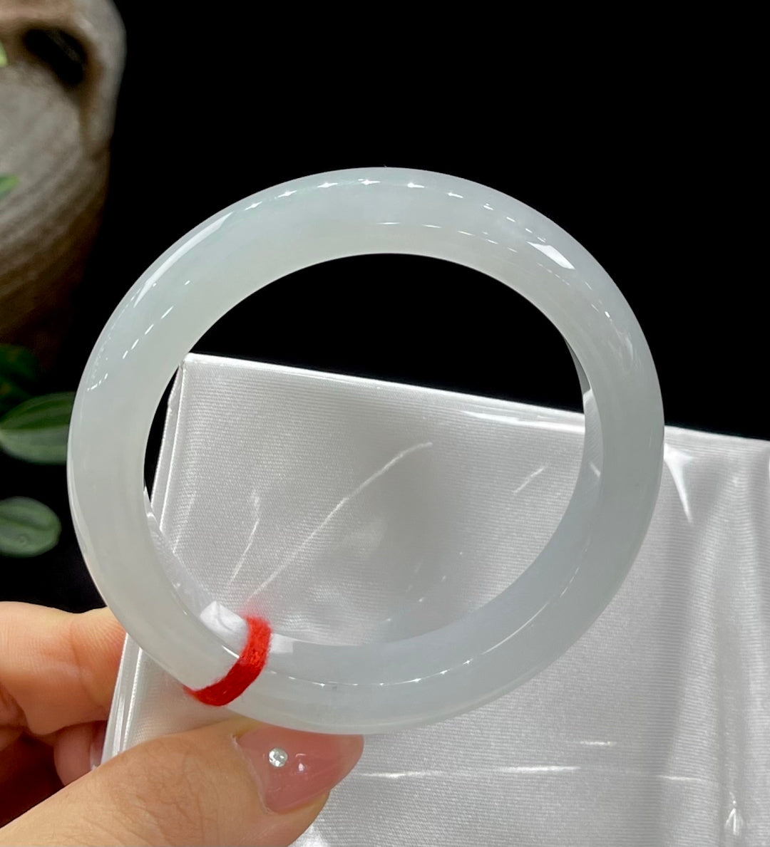 Vòng tay bình an trăng trắng ngọc bích A9017 Mã số: 2601122-14008-C13-9 Kích thước cụ thể: 55.6-12-8.6 (wg0024194)