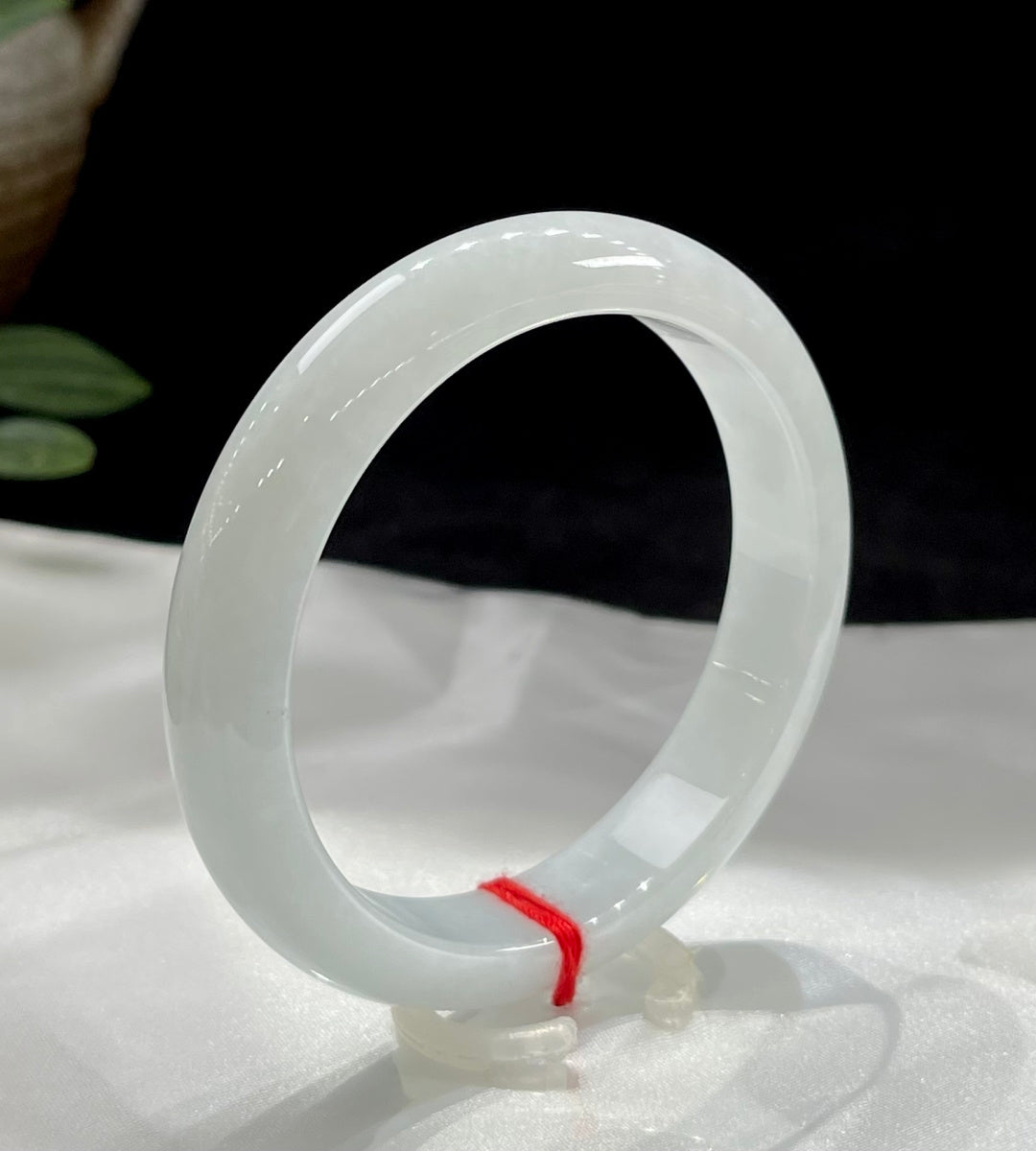 Vòng tay trơn trắng ngọc Nguyệt Quang băng mỏng mã A9019 Mã số: 23101417-40021-C5-15 Kích thước cụ thể: 56.2-11.9-7.8 (wg0024192)