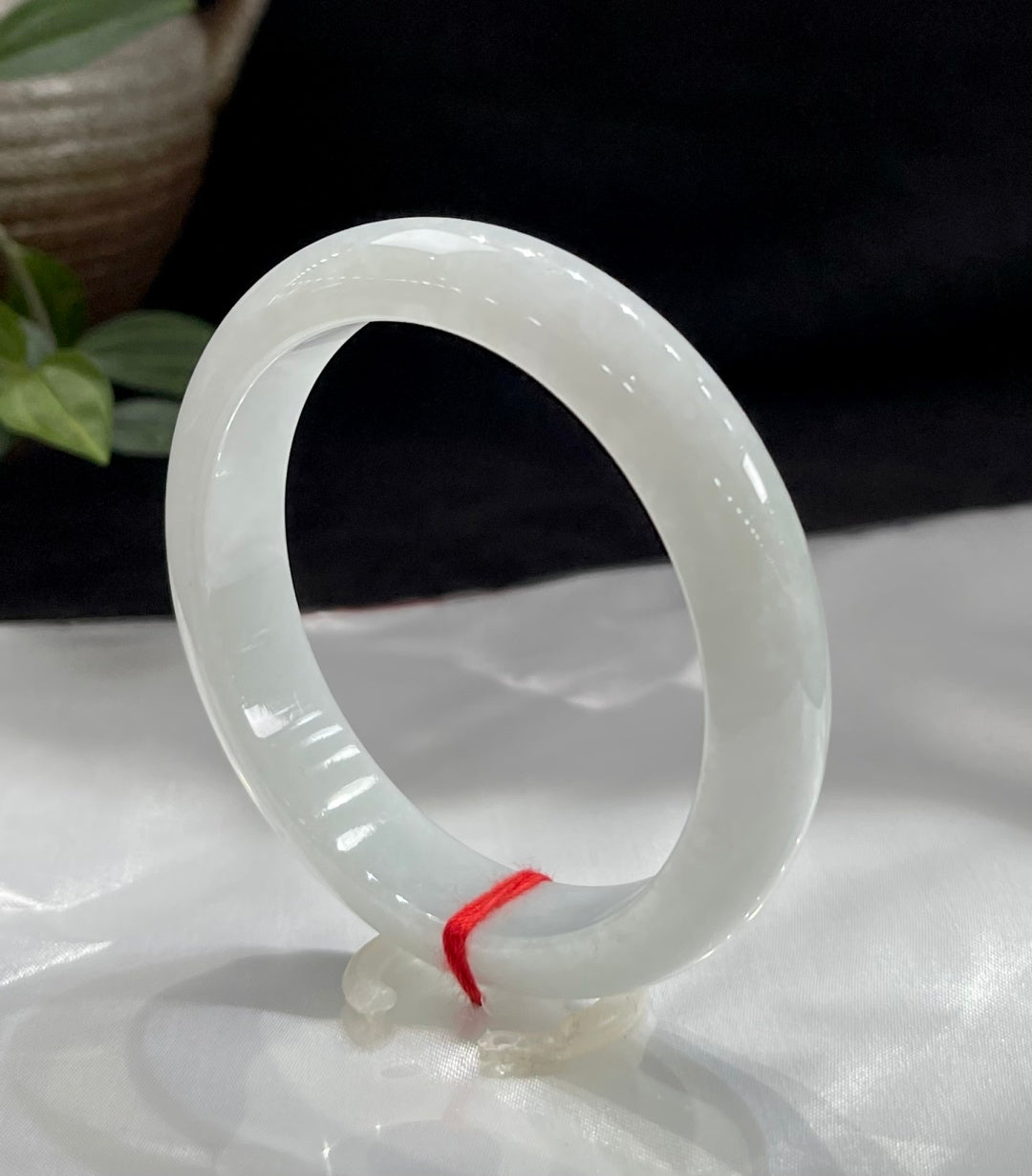 Vòng tay trơn trắng ngọc Nguyệt Quang băng mỏng mã A9019 Mã số: 23101417-40021-C5-15 Kích thước cụ thể: 56.2-11.9-7.8 (wg0024192)