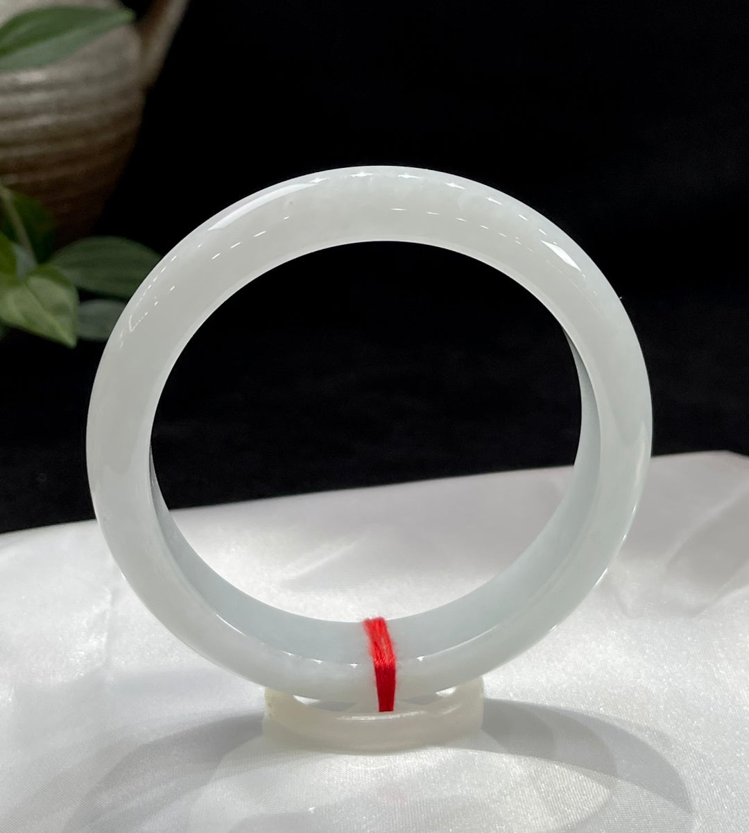 Vòng tay trơn trắng ngọc Nguyệt Quang băng mỏng mã A9019 Mã số: 23101417-40021-C5-15 Kích thước cụ thể: 56.2-11.9-7.8 (wg0024192)
