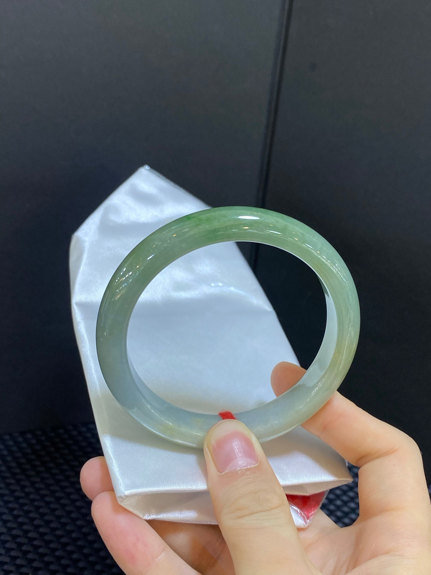 Vòng tay ngọc bích Bán Sơn Thủy màu xanh dầu mịn mượt 58-59 | Mã số: 23101003-14004 Kích thước cụ thể: 58.7-11.6-8.3 (wg0024643)