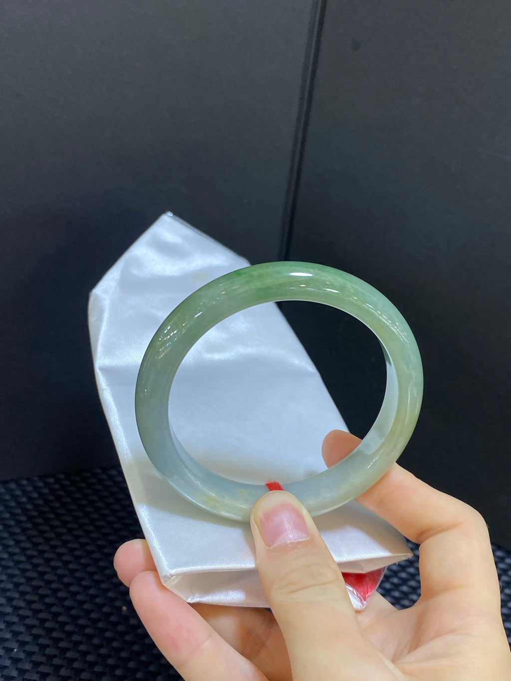 Vòng tay ngọc bích Bán Sơn Thủy màu xanh dầu mịn mượt 58-59 | Mã số: 23101003-14004 Kích thước cụ thể: 58.7-11.6-8.3 (wg0024643)