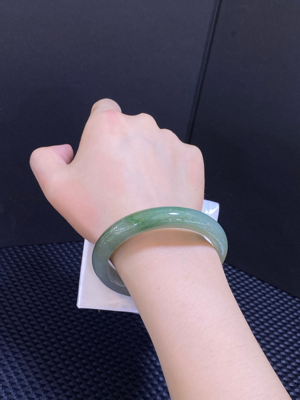 Vòng tay ngọc bích Bán Sơn Thủy màu xanh dầu mịn mượt 58-59 | Mã số: 23101003-14004 Kích thước cụ thể: 58.7-11.6-8.3 (wg0024643)