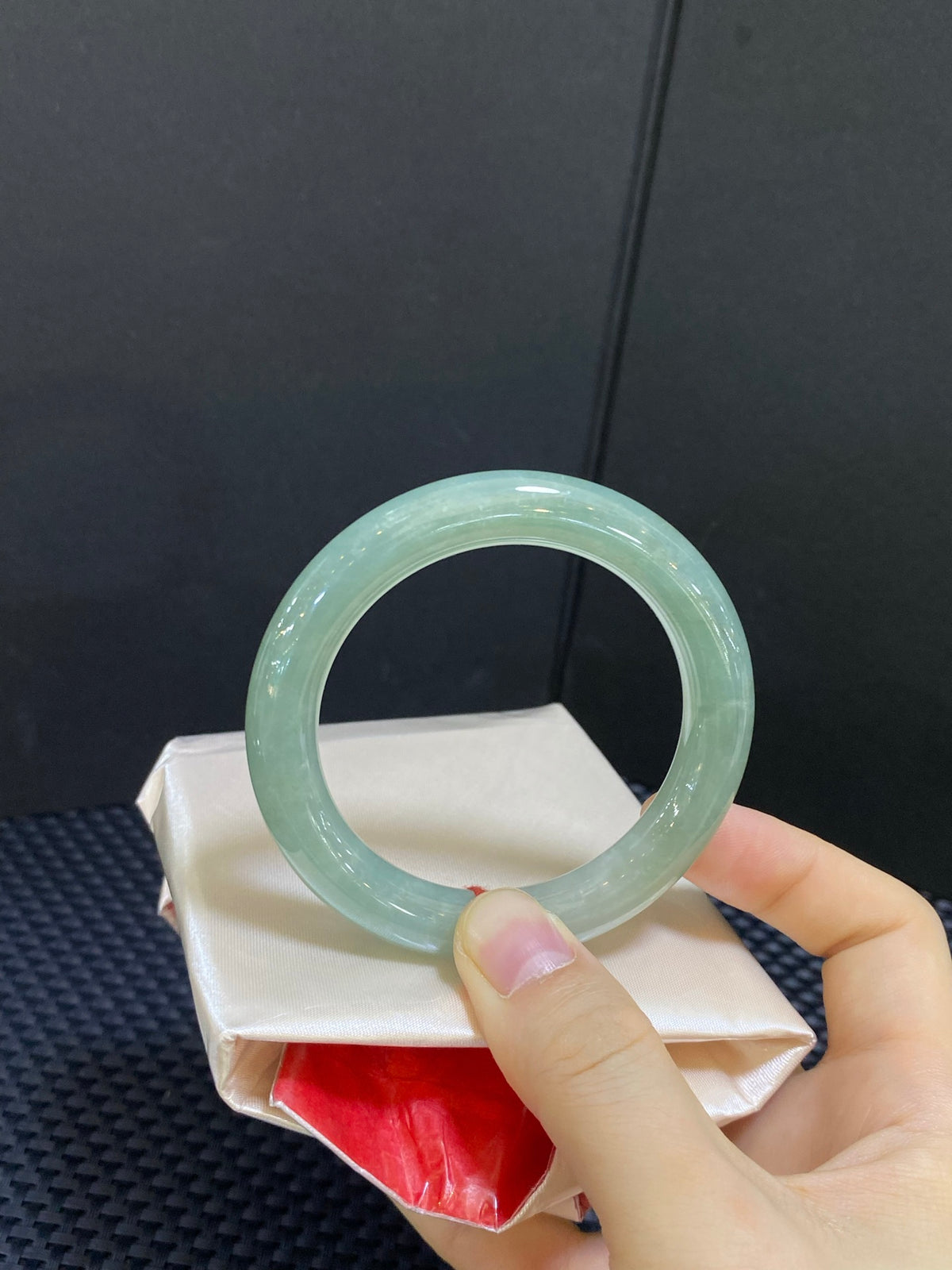 Vòng tay ngọc phỉ thúy dầu xanh mịn màng 52-53 | Mã số: 26032514-7004 Kích thước cụ thể: 52-9.5-9.6 (wg0024642)