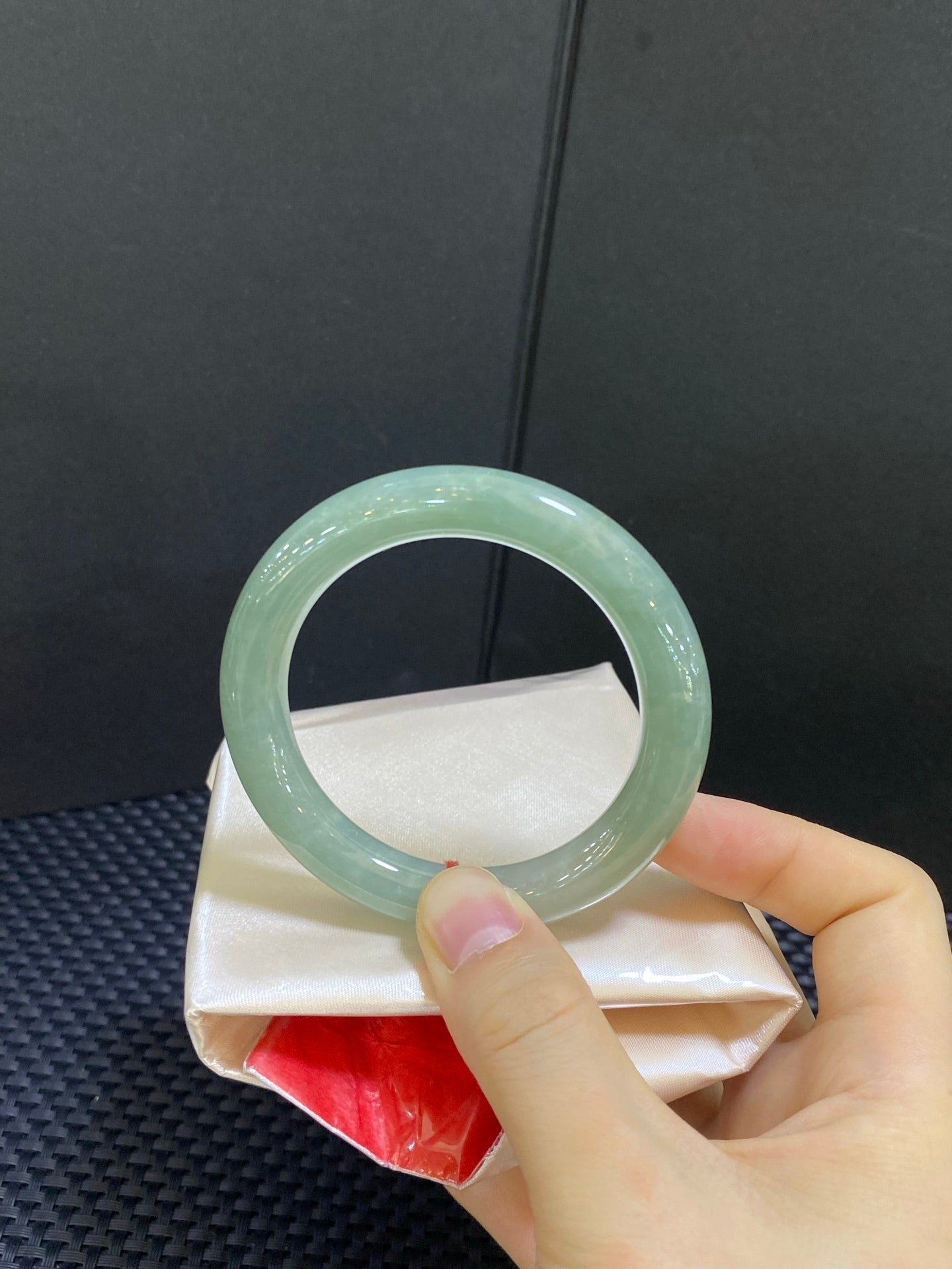Vòng tay ngọc phỉ thúy dầu xanh mịn màng 52-53 | Mã số: 26032514-7004 Kích thước cụ thể: 52-9.5-9.6 (wg0024642)