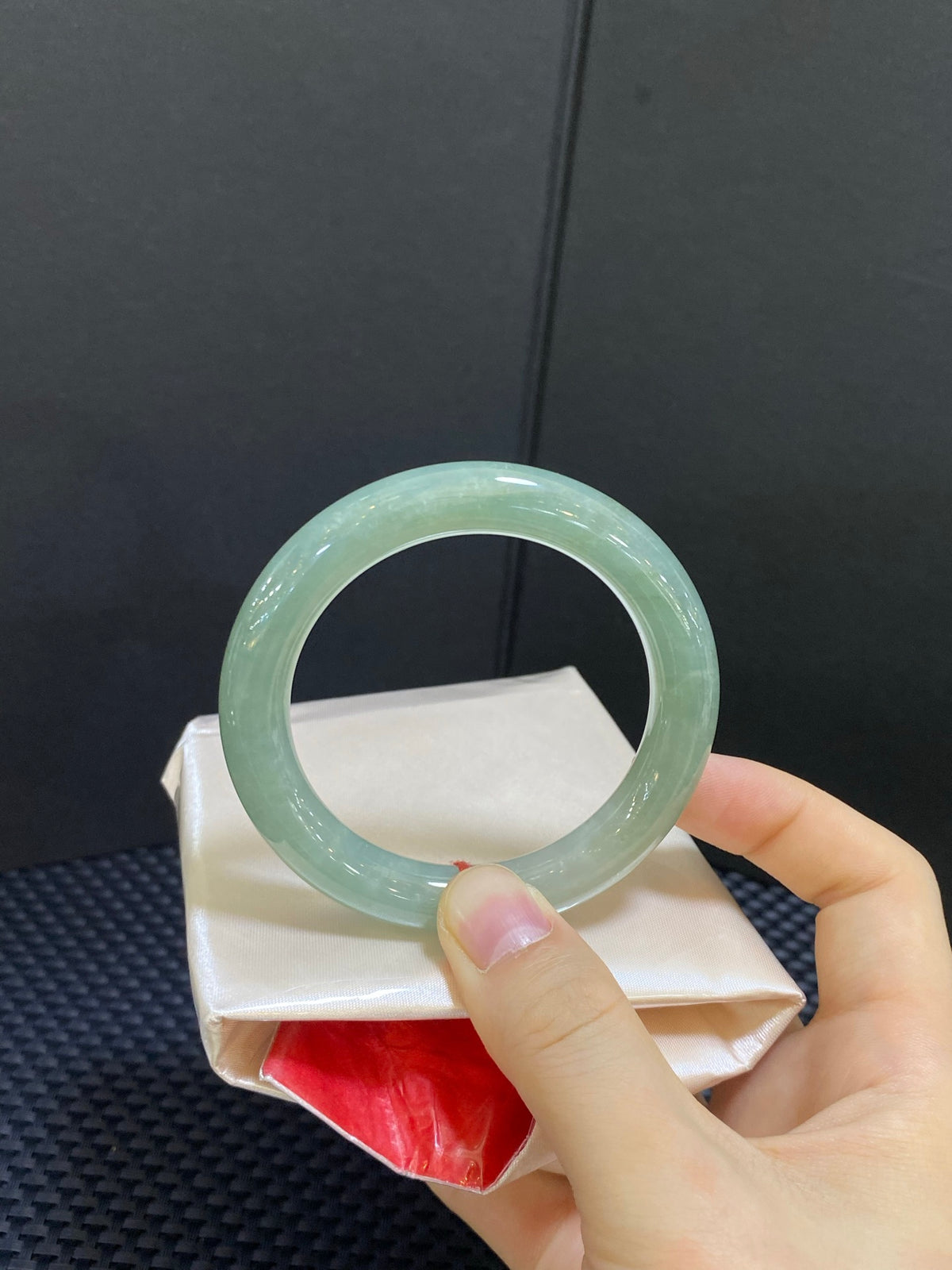 Vòng tay ngọc phỉ thúy dầu xanh mịn màng 52-53 | Mã số: 26032514-7004 Kích thước cụ thể: 52-9.5-9.6 (wg0024642)
