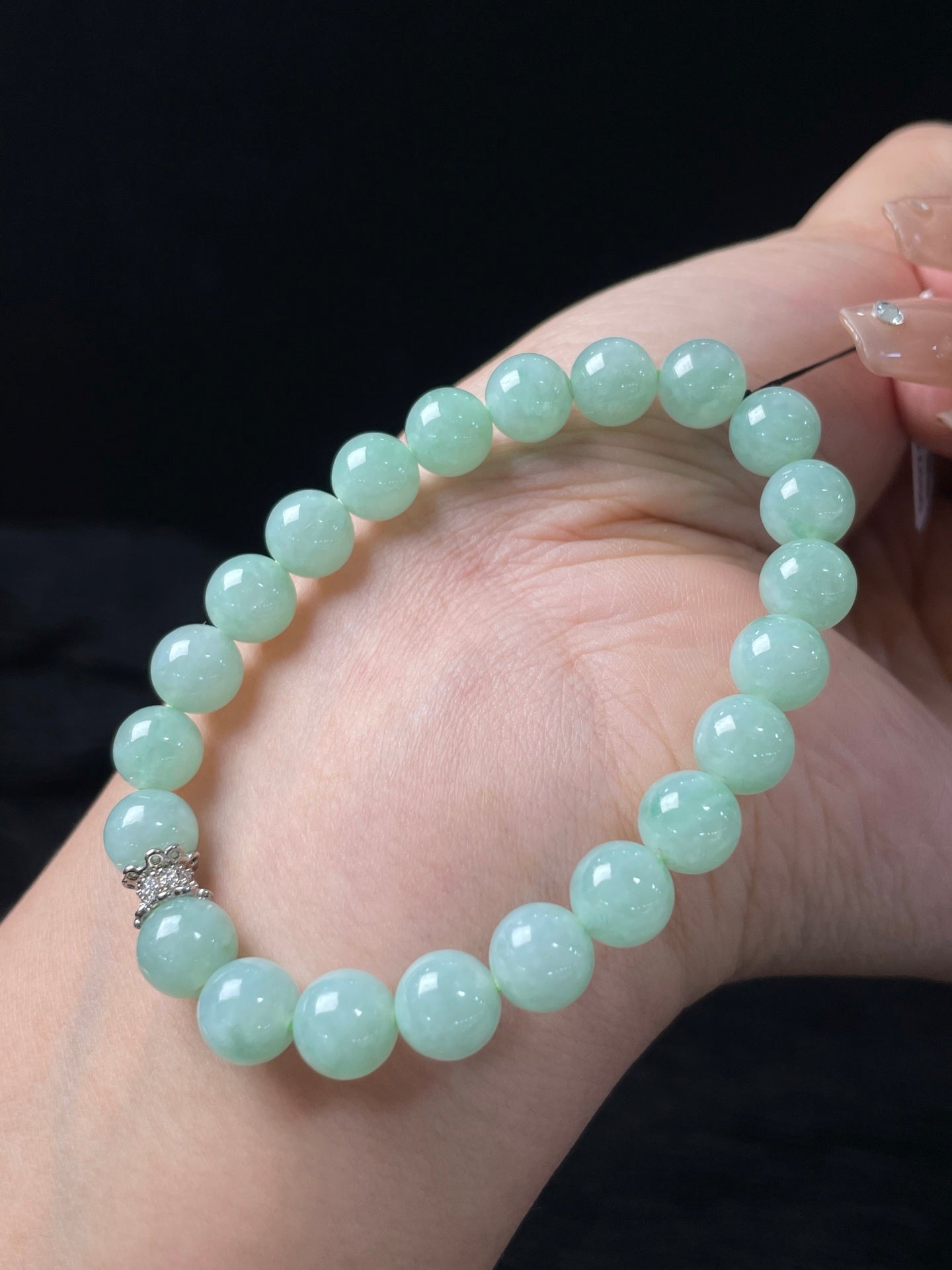 Vòng tay ngọc phỉ thúy tự nhiên Kèm hộp quà + giấy chứng nhận Kích thước hạt 7.8mm Mã số: 7-7DD (wg0024404)