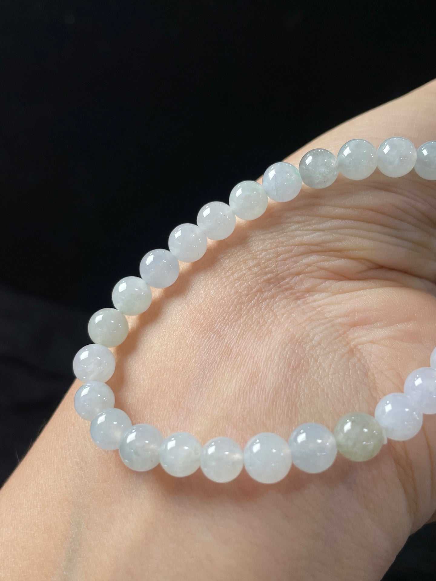 Vòng tay ngọc phỉ thúy tự nhiên kèm hộp quà + giấy chứng nhận kích thước 6mm mã số: 5-5DD (wg0024385)